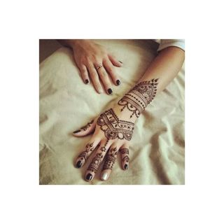 Umění krásy z Orientu ✨ Černá dekorativní henna Hemani v praktickém aplikačním kuželu ti umožní vytvářet elegantní vzory...